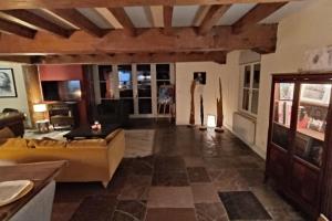 un salon avec un canapé et une table dans l'établissement ferme de caractère avec piscine et cheminée, à Sainghin-en-Mélantois 36 autres photos