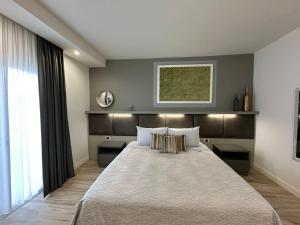 1 dormitorio con 1 cama grande en una habitación en Evergreen Laguna Vain-Lezhe en Lezhë