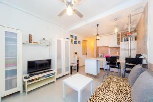 salon z kanapą i stołem w obiekcie ALEGRIA ID49 w mieście Torrevieja