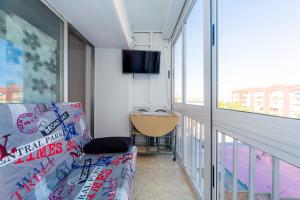salon z kanapą i balkonem w obiekcie ALEGRIA ID49 w mieście Torrevieja