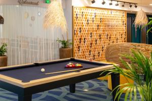 a billiards table in a room with plants at Mercure Toulouse Centre Saint-Georges in Toulouse