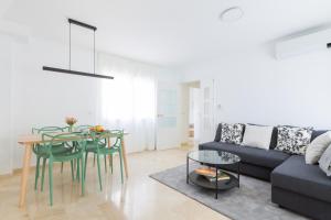- un salon avec un canapé et une table dans l'établissement OceanVibe Loft MalagaFlat, à Malaga