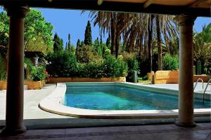 una piscina en un patio con un pabellón en Cortijo La Saleta Banús, en Marbella