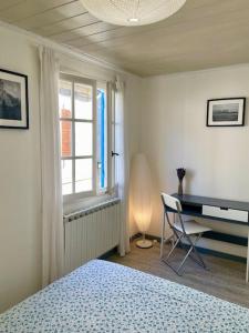 een slaapkamer met een bed, een bureau en een raam bij Rare Maison au centre ville avec terrasse et clim Arles Camargue in Arles