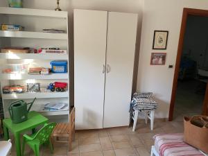 um quarto com um armário branco e uma mesa verde em Villa at Casalbordino Mare em Casalbordino