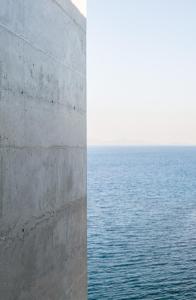 vista sull'oceano e parete di cemento di LASPI / PETRES a Pefkali