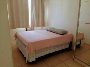 Un pat sau paturi într-o cameră la Apartamento TODO SEU, facil acesso