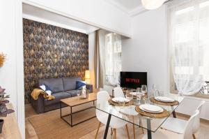 ein Wohnzimmer mit einem Tisch und einem Sofa in der Unterkunft Hypercentre - 1mn Monaco - Neuf in Beausoleil