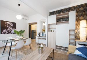 eine Küche und ein Wohnzimmer mit einem Tisch und Stühlen in der Unterkunft Hypercentre - 1mn Monaco - Neuf in Beausoleil