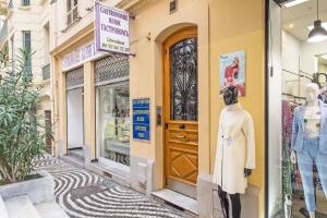 een mannequin die voor een winkeldeur staat bij Hypercentre - 1mn Monaco - Neuf in Beausoleil