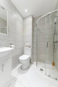 a bathroom with a toilet and a shower and a sink at London Bermondsey 4 People Studio in the Center in London