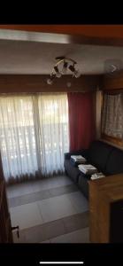 - un salon avec un canapé et quelques fenêtres dans l'établissement Apartment Clos du Savoy, à Chamonix-Mont-Blanc