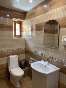 a bathroom with a toilet and a sink at Сининкова Къща in Melnik