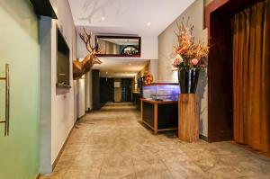 un pasillo de un hotel con una pecera en Hotel Brasserie Den Engel, en Baarle-Nassau