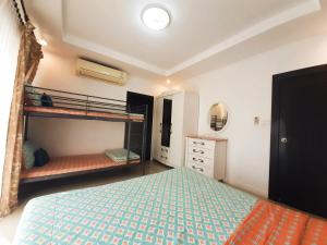 Postel nebo postele na pokoji v ubytování บ้านคาราโอเกะ พูลวิลล่า หัวหิน 3 ห้องนอน สระส่วนตัว พัก 6-15 คน