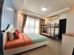 Postel nebo postele na pokoji v ubytování บ้านคาราโอเกะ พูลวิลล่า หัวหิน 3 ห้องนอน สระส่วนตัว พัก 6-15 คน