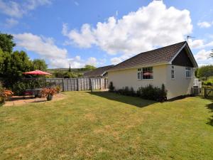 a white house with a fence and a yard at 2 Bed in Brighstone IC132 in Brighstone