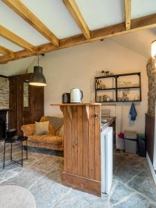 een woonkamer met een keuken en een bank bij Ventry Farm - Shamrock Cottage in Ventry