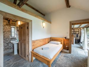 een slaapkamer met een bed en een wastafel bij Ventry Farm - Shamrock Cottage in Ventry
