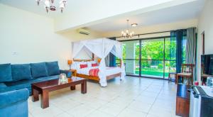 TV a/nebo společenská místnost v ubytování Mzima Beach Residences - Diani Beach