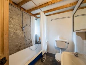 une salle de bain avec une douche, des toilettes et un lavabo dans l'établissement Ventry Farm - Rainbow Cottage by Trident Holiday Homes, à Ventry 29 autres photos