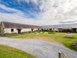 an external view of the barns at the farmhouse at Ventry Farm - Rainbow Cottage in Ventry