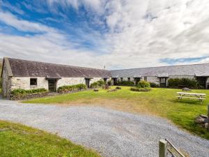 - une vue extérieure sur les granges de la ferme dans l'établissement Ventry Farm - Rainbow Cottage by Trident Holiday Homes, à Ventry