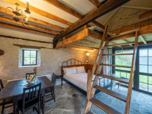 Ventry Farm - Seaside Cottage في فينتري: غرفة نوم مع سرير بطابقين وطاولة طعام