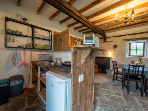 Kuchyň nebo kuchyňský kout v ubytování Ventry Farm - Seaside Cottage by Trident Holiday Homes