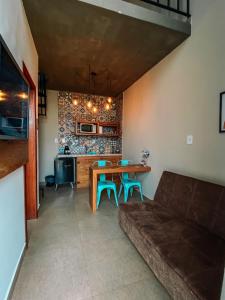 ein Wohnzimmer mit einem Tisch und einem Sofa in der Unterkunft Chalés Belo Vale - Tiradentes in Tiradentes