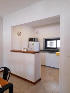 Moderno dúplex en Tunuyán的厨房或小厨房