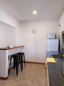 Moderno dúplex en Tunuyán的厨房或小厨房