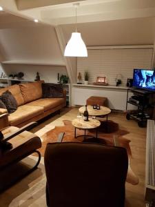 ein Wohnzimmer mit einem Sofa und einem Tisch in der Unterkunft Vakantiehuisje familytime - Chalet 122 in Durbuy