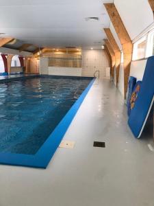 ein großer Pool in einem Gebäude in der Unterkunft Vakantiehuisje familytime - Chalet 122 in Durbuy