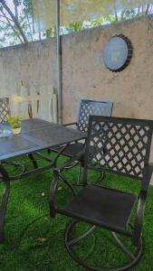 a picnic table and a chair in the grass at La casa de la Gaviota in Siguatepeque