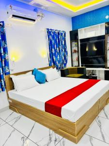 1 dormitorio con 1 cama en una habitación en Marari La Rose Beach Homestay, en Mararikulam