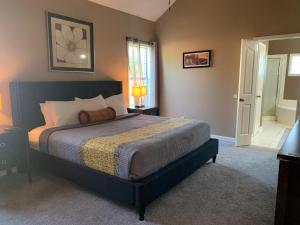 1 dormitorio con 1 cama grande en una habitación en Large Cordova with Jetted Tub Near Interstate 40, en Lenow