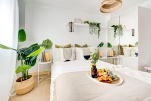 een witte slaapkamer met een bord eten op een bed bij BOHO Chic Tower Bridge Gem, Sleeps 8 in Londen