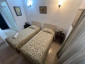 2 letti in camera d'albergo con di Nostalgia Boutique Hotel Girne a Kyrenia