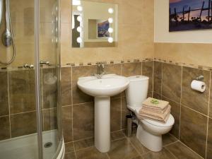 a bathroom with a toilet and a sink and a shower at 2 Bed in Starnthwaite LCC35 in Crosthwaite