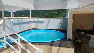 a large blue tub in the middle of a balcony at Uma agradável morada para descansar com a família ! in Governador Celso Ramos