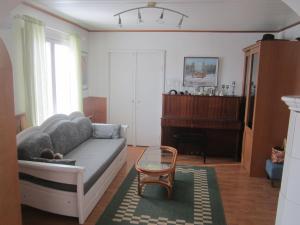 a living room with a couch and a table at PUUTARHAHUONEISTO CASINONSAARI in Savonlinna