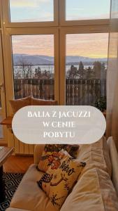 una camera con un letto di fronte a una finestra di Dom z Widokiem na JEZIORO Żywieckie i Góry & Balia z jacuzzi a Zarzecze