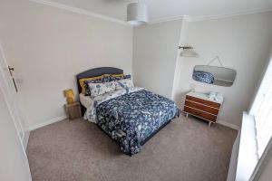 1 dormitorio con 1 cama y vestidor en Charming Character House in Beautiful Neighborhood, en Belfast