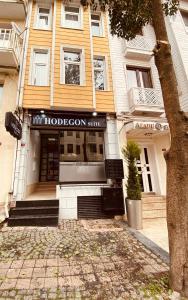 un magasin devant un bâtiment avec un arbre dans l'établissement Hodegon Suite Hotel, à Istanbul