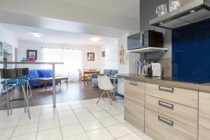 eine Küche und ein Wohnzimmer mit einem Tisch und Stühlen in der Unterkunft Appartement 4 pers 400m de la plage in Le Guilvinec