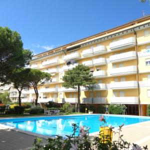 Bazén v ubytovaní Cozy 1 bedroom apartment with shared pool and lift alebo v jeho blízkosti