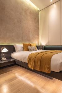 ローマにあるPrivate Apartment Colosseumのベッドルーム1室(キングサイズベッド1台、ブラウン毛布付)