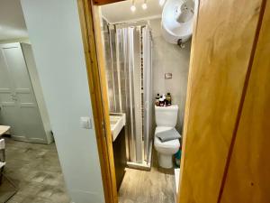 een kleine badkamer met een toilet en een wastafel bij Corfu Old Town’s Cutiest Place in Corfu-stad