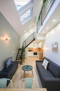 ein Wohnzimmer mit einem Sofa und einem Tisch in der Unterkunft Lille Centre - Nice, cozy and functional ap. in Lille